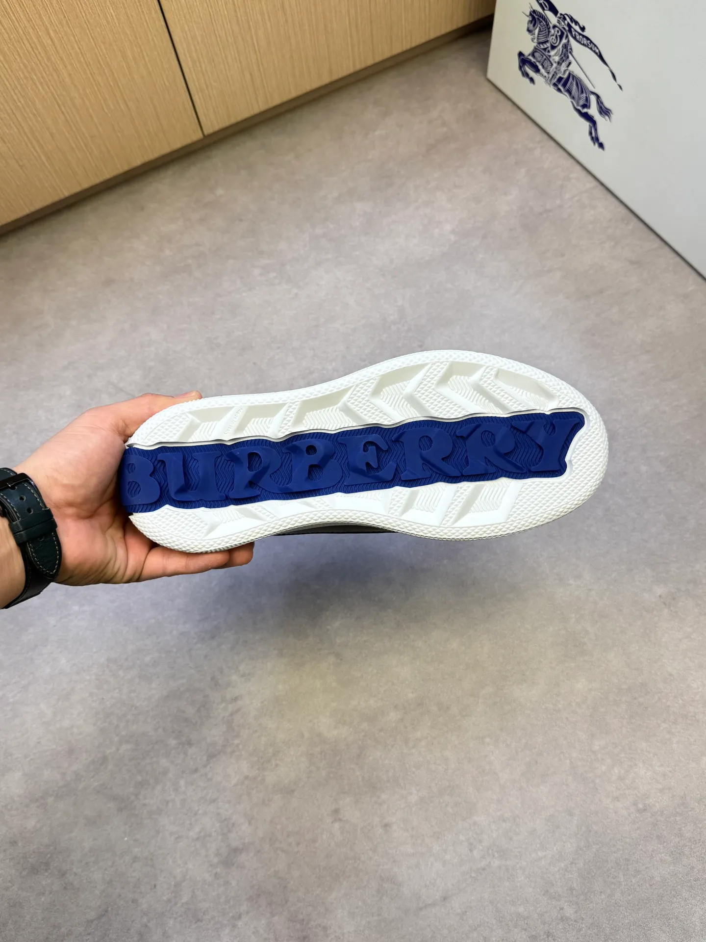 P400 [BURBERRY] Burberry casual sports sneakers - Upper: imported 🔝 open edge beaded calfskin, brand totem cloth, tongue brand cloth label - Inner: water-dyed cowhide - Outsole: ultra-light TPR rubber; two-color molded outsole - Super high quality control·Fine workmanship: highlighted (high-end, extravagance, grade) -Size: 38-44 (Male 45, can be customized)·BBR0372